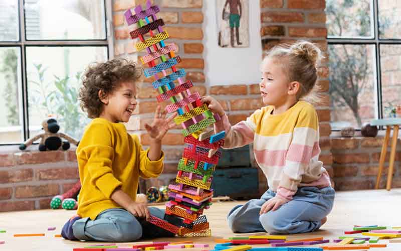 Holzbausteine für Kinder und Konstruktionsspielzeug aus Holz für den Alltag in der Kindertagesstätte und für den Schulbedarf 