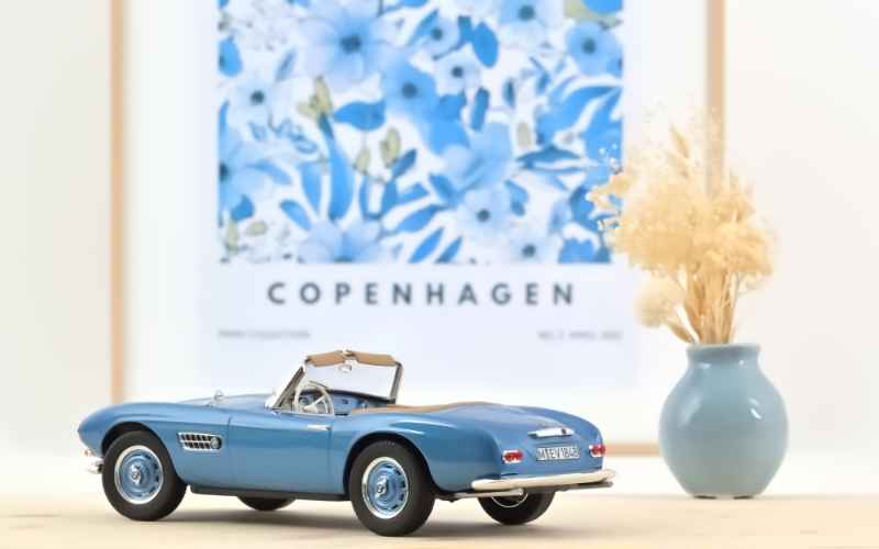 Norev Modellauto im Maßstab 1:18 vom BMW 507 Roadster in blau | BMW Automodelle 