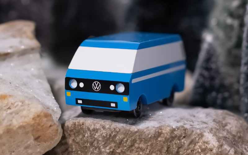 Spielzaugauto von Candylab Toys im VW Bus T3 Stil in blauer Farbe - VW 
Van "Diesel"