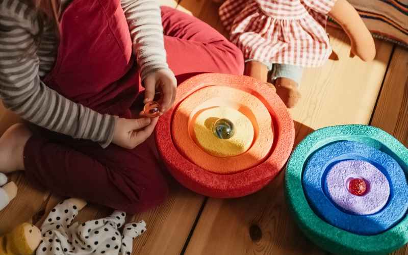 Stapelstein Inside Rainbow: Set aus 6 bunten Spielsteinen in drei verschiedenen Größen