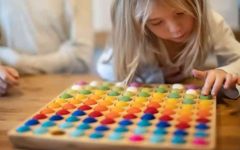 Filzkugeln mit Holzbrett zum Spielen und Sortieren | Romanswerk Montessori Brett und Holzspielzeug