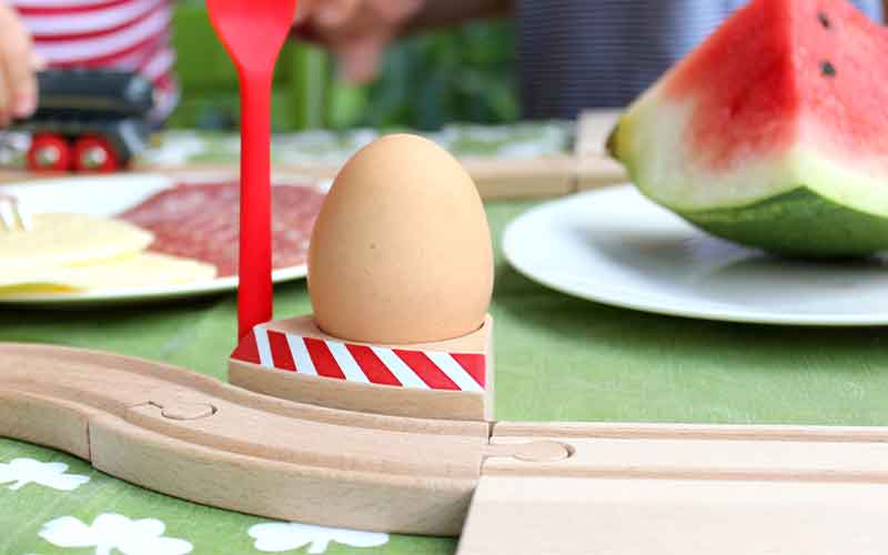 Holzeisenbahn Eierbecher Schranke passend zum Frühstücksbrettchen von Neue Freunde