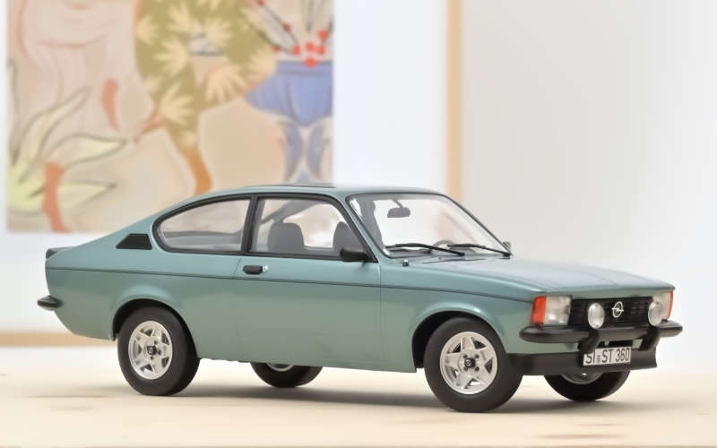 Modellauto Opel Kadett in der türkisen Rallye Winterfest Edition von 1978 | Norev 1:18 Automodelle