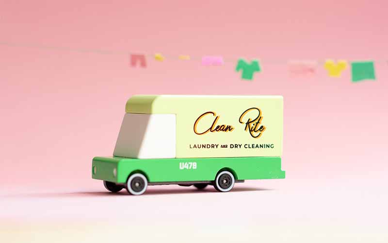 Spielzeugauto von Candylab Toys | CANDYCAR Laundry Van Holzauto