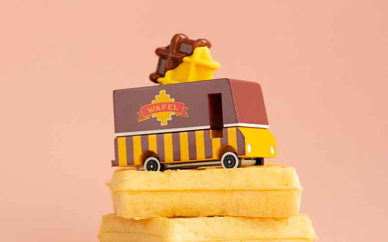 Spielzeugauto von Candylab Toys | CANDYCAR Waffel Van Holzauto - das perfekte Geschenk für alle Waffel Liebhaber