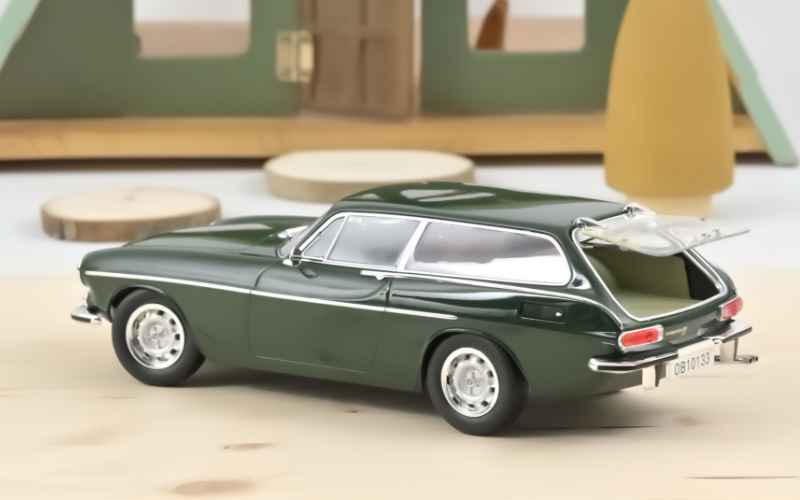 Volvo 1800 ES Baujahr 1973 in Dunkelgrün im 1:18 Maßstab | Norev Modellautos 